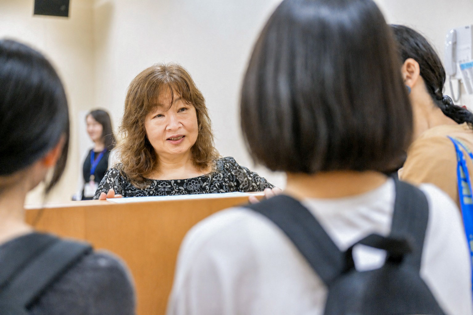 参加者と話す立川みらい会長の篠原さん